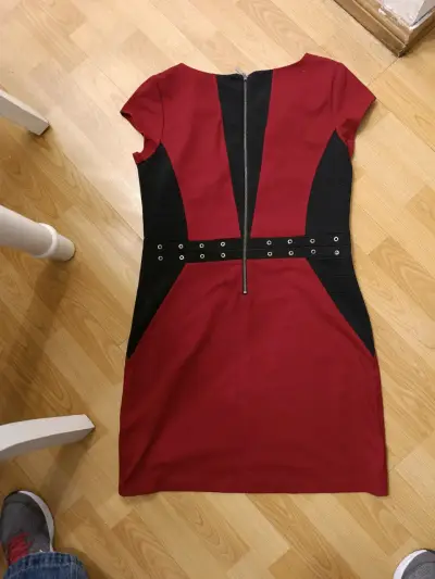 Vestido rojo y negro ajustado - miniatura 2