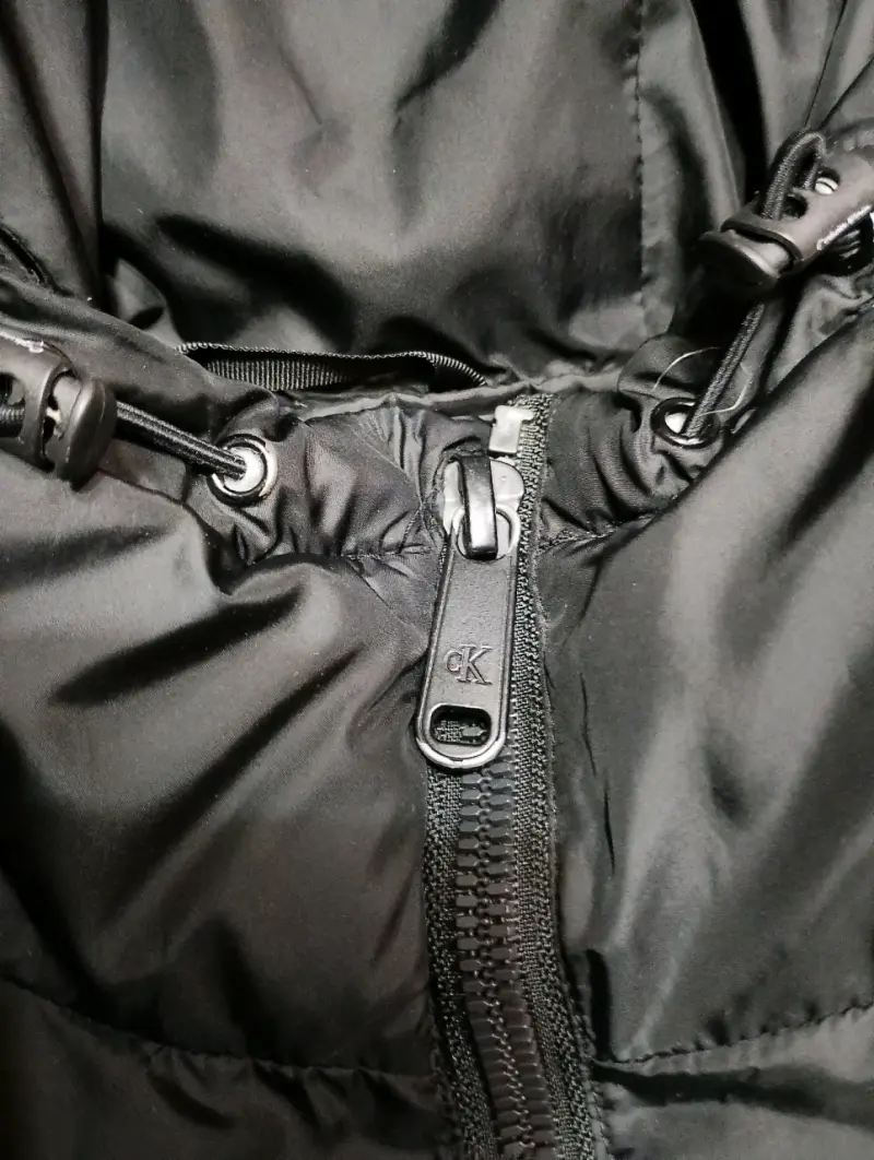 Parka Calvin Klein Jeans negra con capucha - 2