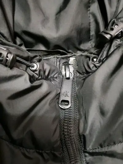 Parka Calvin Klein Jeans negra con capucha - miniatura 2