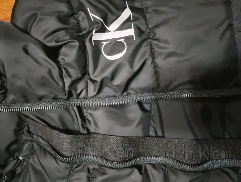 Parka Calvin Klein Jeans negra con capucha - 5