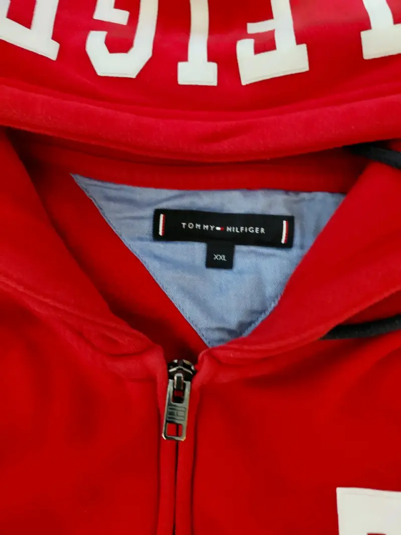 Polerón rojo con capucha TH - 3