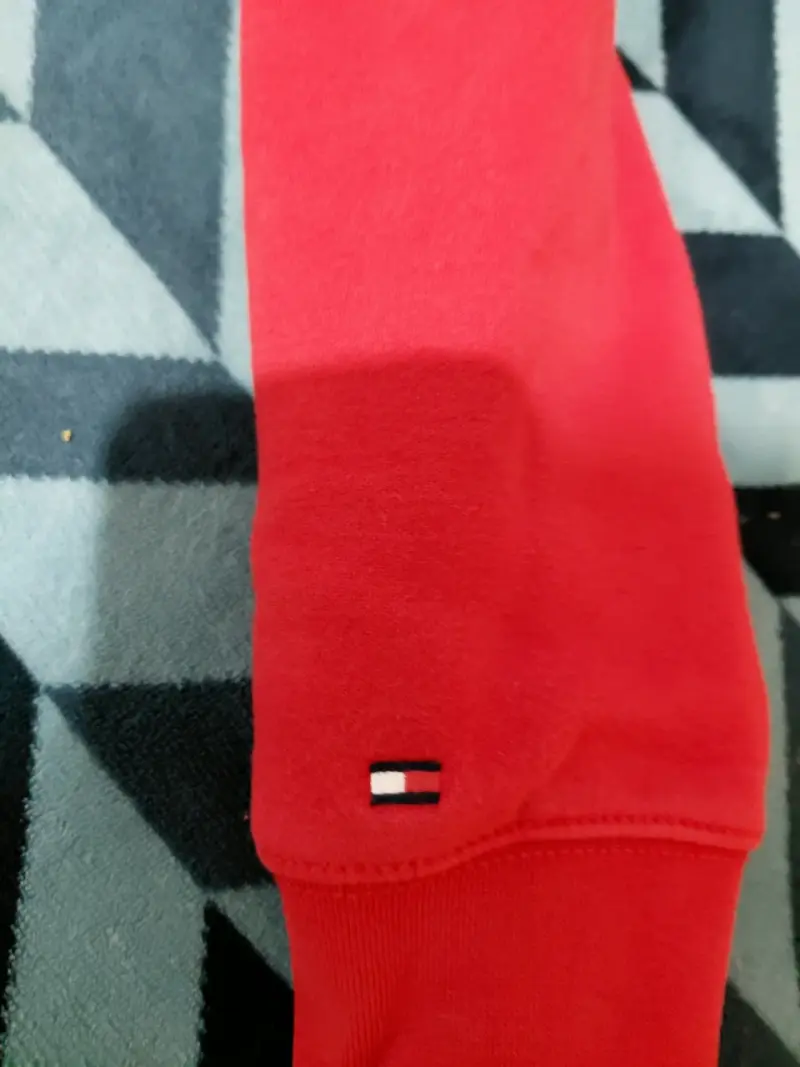 Polerón rojo con capucha TH - 6