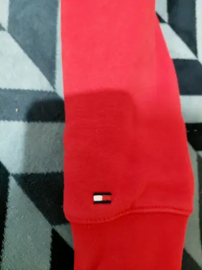 Polerón rojo con capucha TH - miniatura 6