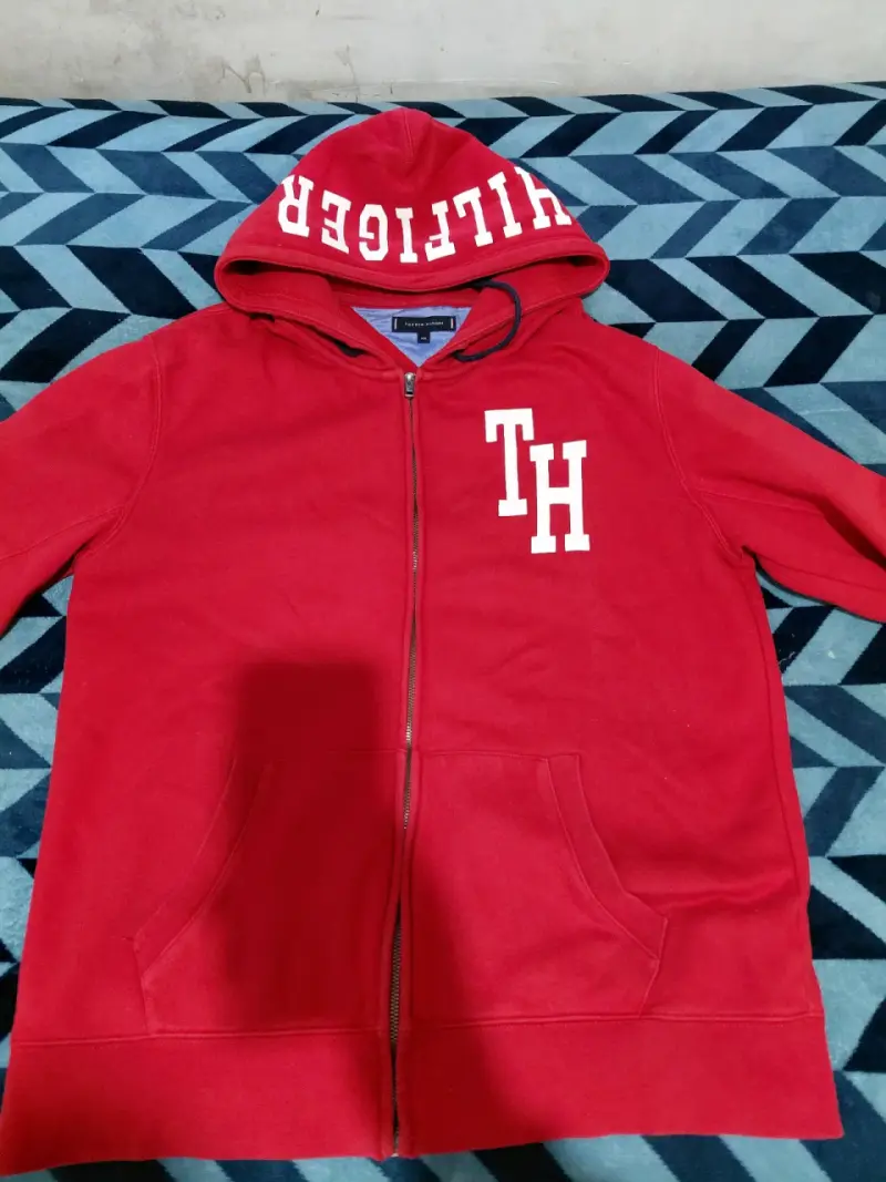 Polerón rojo con capucha TH - 7