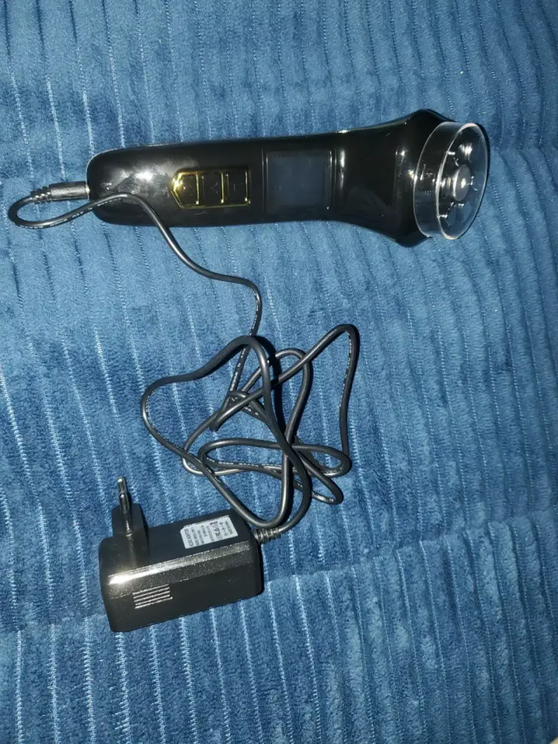 Dispositivo masajeador facial negro