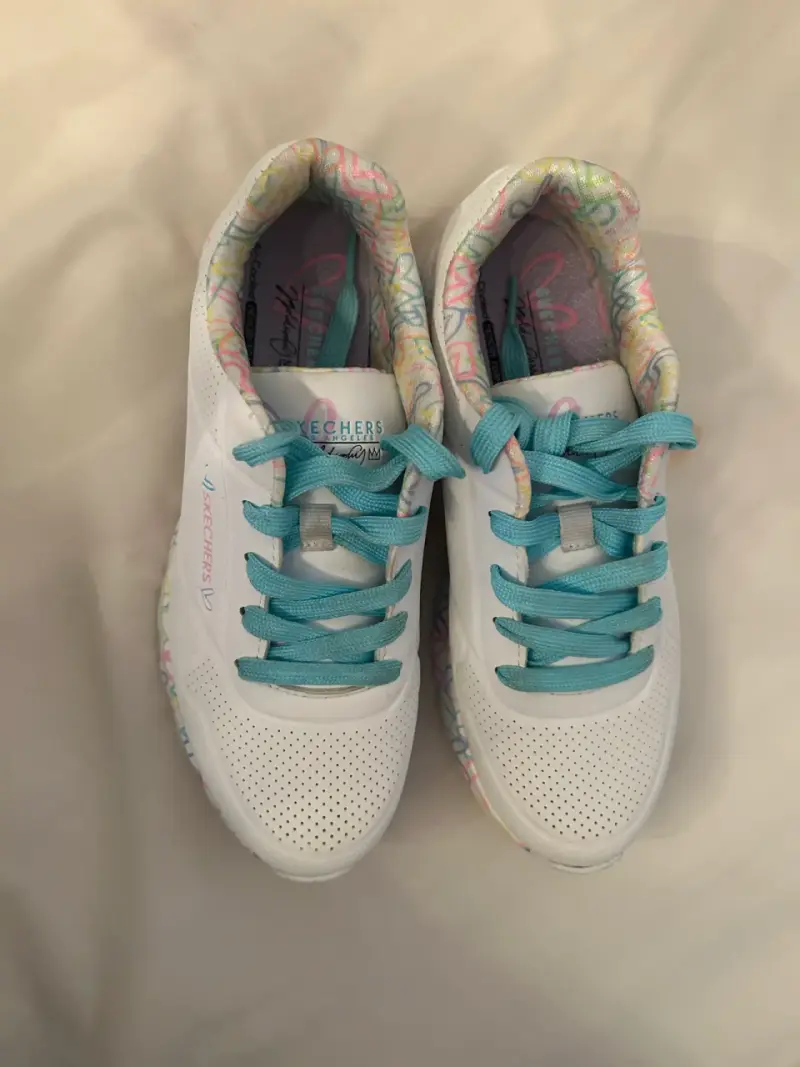 Zapatillas Skechers blancas con cordones celestes - 1
