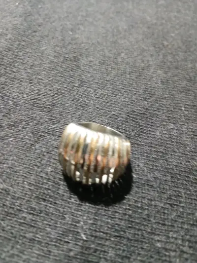 Anillo plateado diseño moderno - miniatura 3