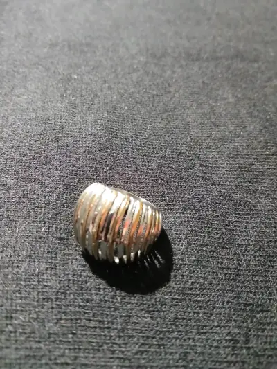 Anillo plateado diseño moderno - miniatura 4