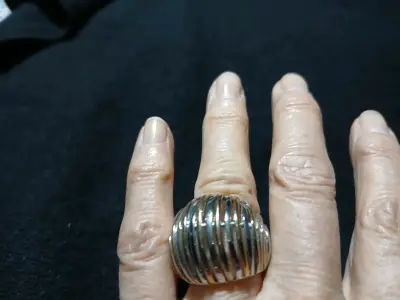 Anillo plateado diseño moderno - miniatura 5