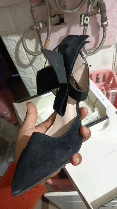 Zapato de tacón negro elegante - miniatura 1