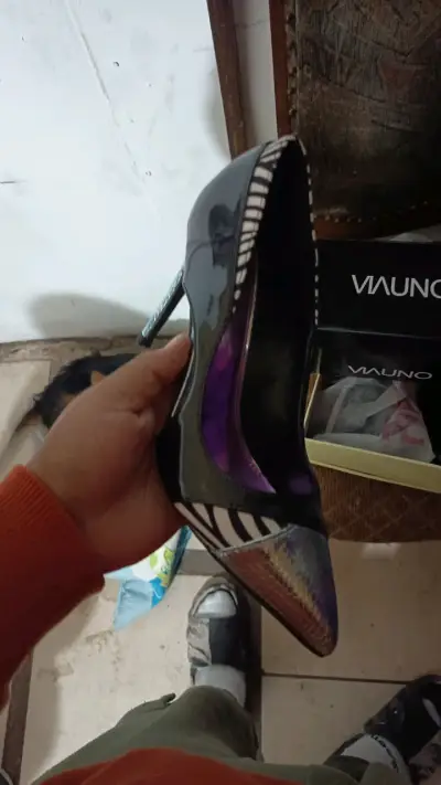 Zapato de tacón negro elegante - miniatura 4