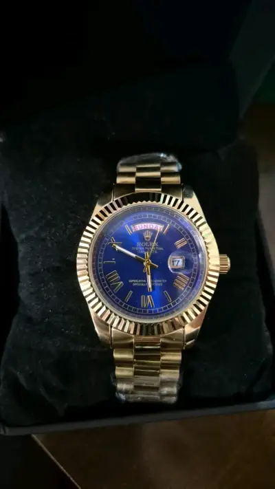 Reloj dorado con esfera azul - miniatura 1