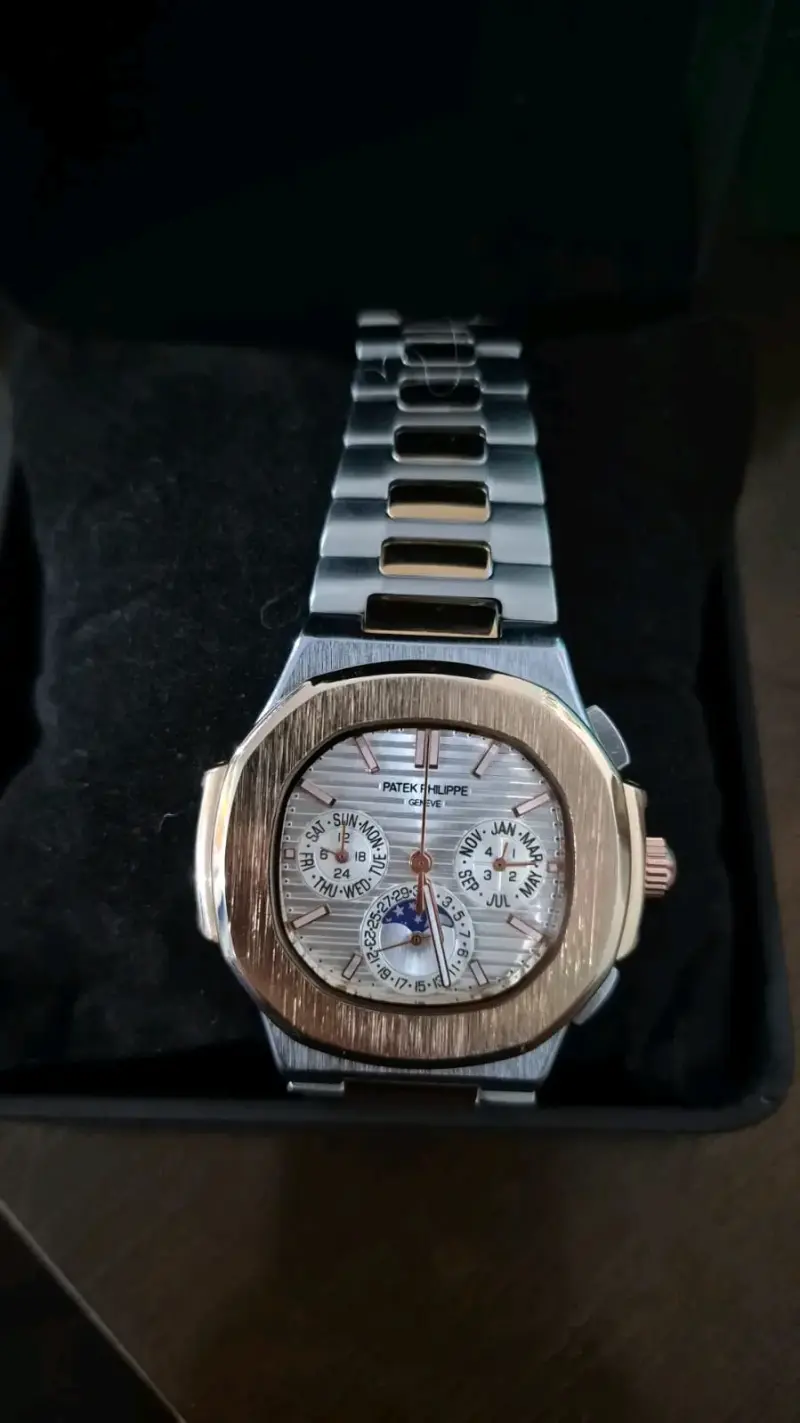 Reloj dorado con esfera azul - 5