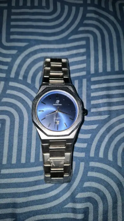 Reloj dorado con esfera azul - miniatura 6