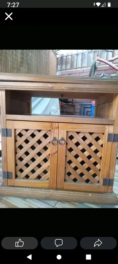 Mueble de madera con puertas - miniatura 1