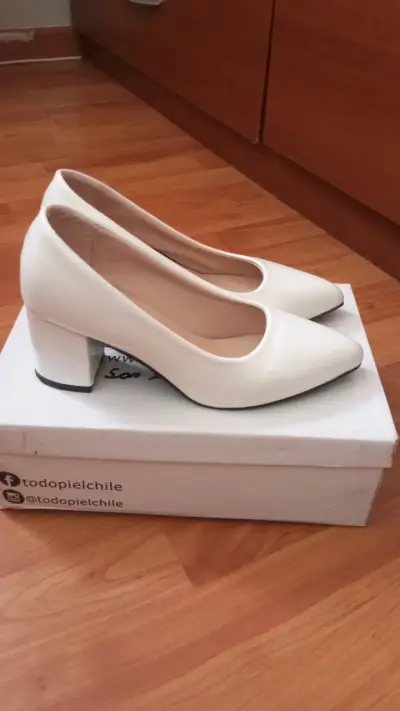 Zapatos negros con tacón bajo - miniatura 2
