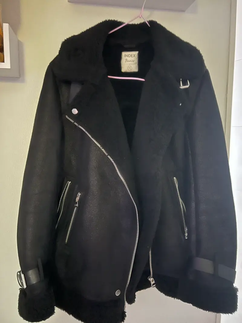 Chaqueta negra con chiporro