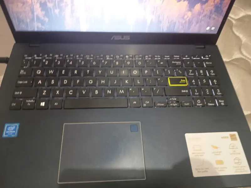 Laptop Asus Vivabook - 4