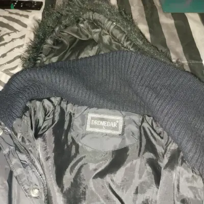 Parka negra con capucha - miniatura 2