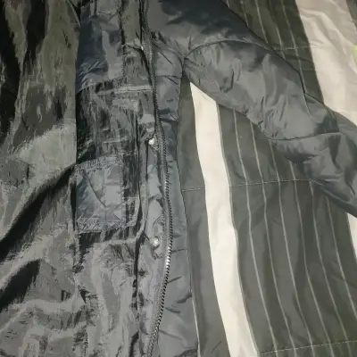 Parka negra con capucha - miniatura 3