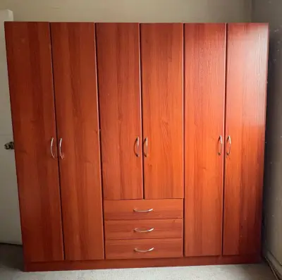 Closet de madera con 3 puertas - miniatura 1