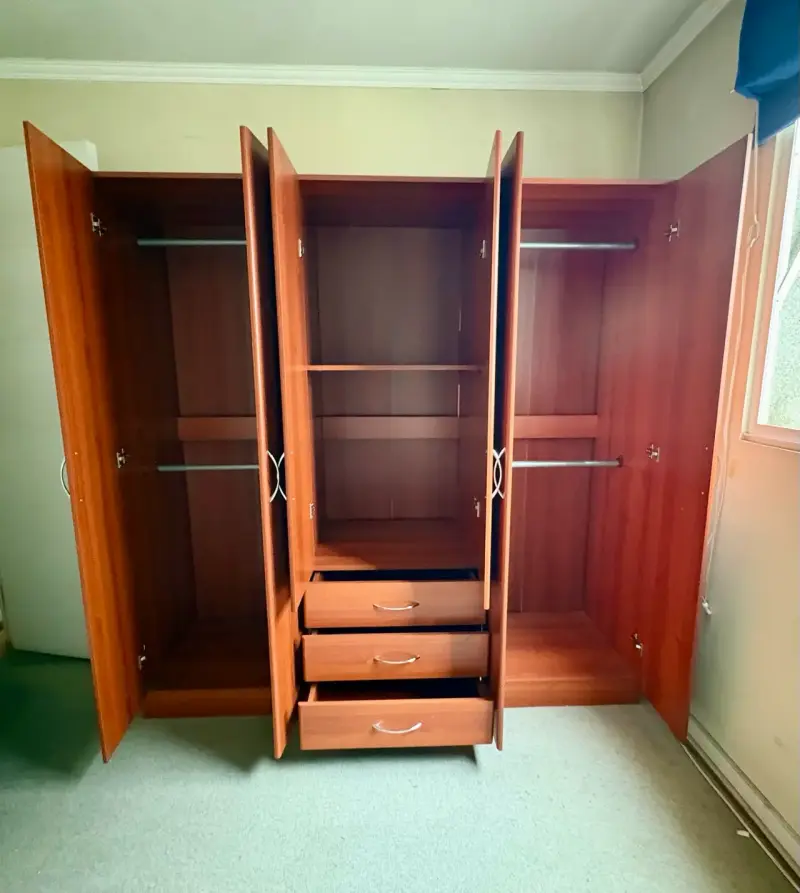 Closet de madera con 3 puertas - 2