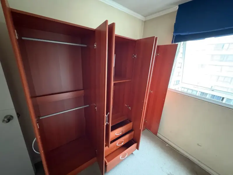 Closet de madera con 3 puertas - 3
