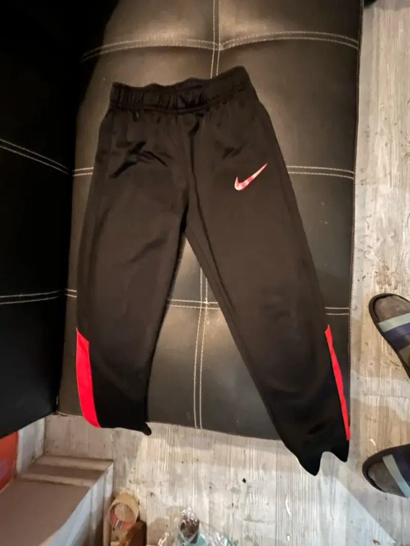 Pantalón deportivo Nike negro y rojo T 5/6
