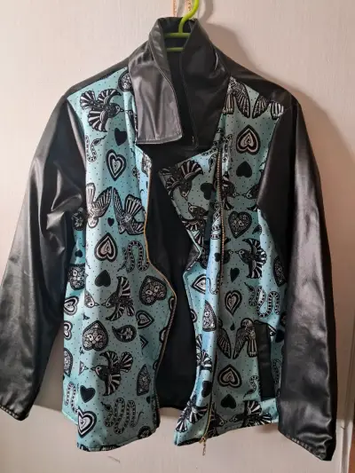 Chaqueta negra diseño estampado - miniatura 1