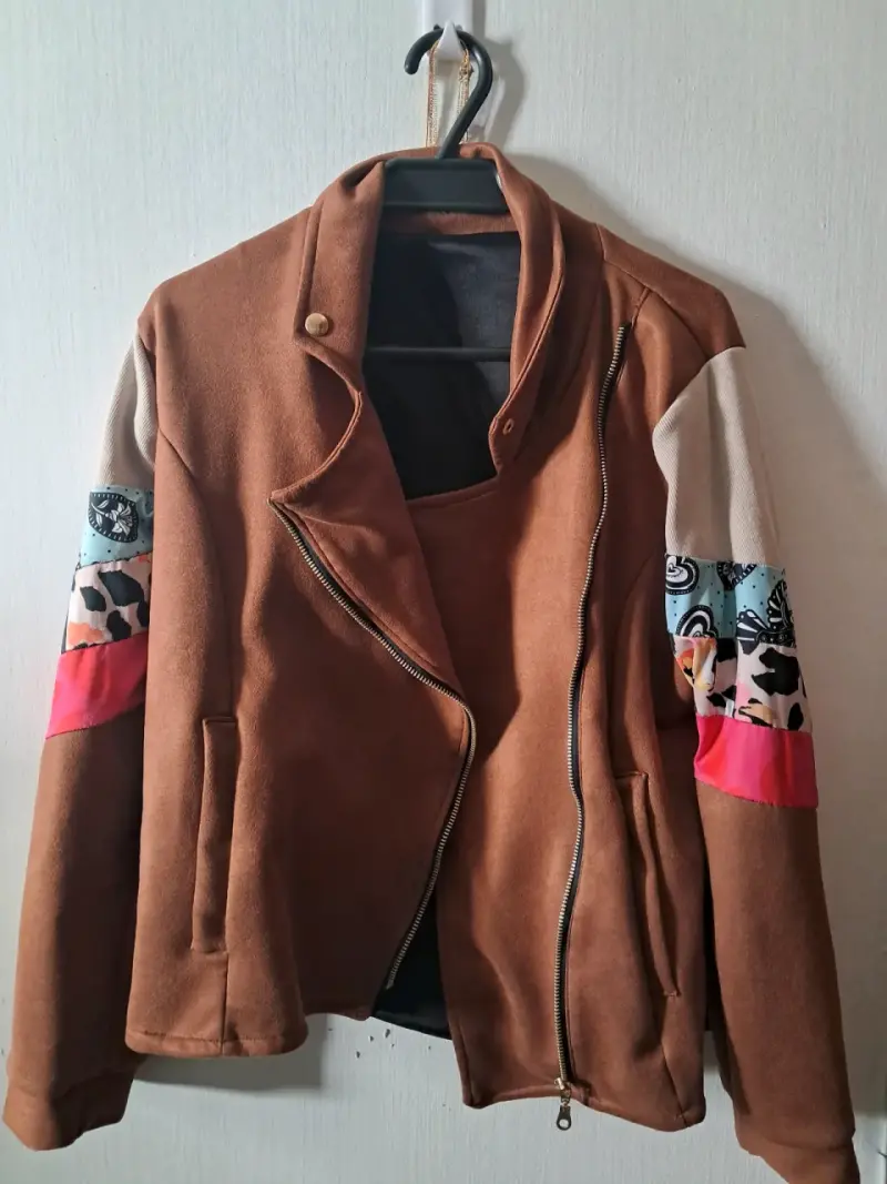 Chaqueta negra diseño estampado - 2