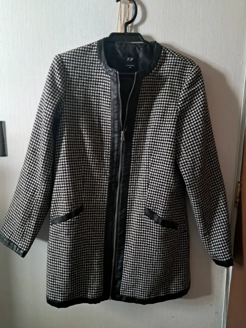 Chaqueta negra diseño estampado - 3