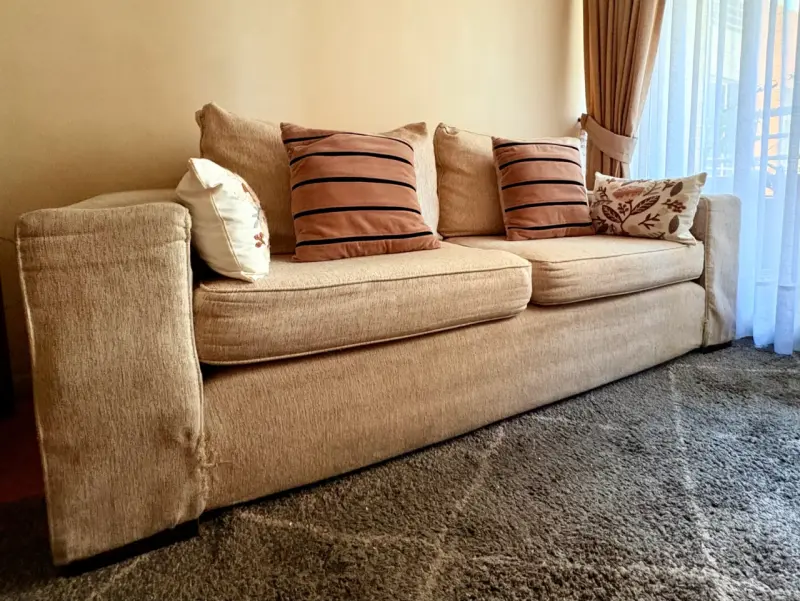 Sofá beige con cojines decorativos - 2