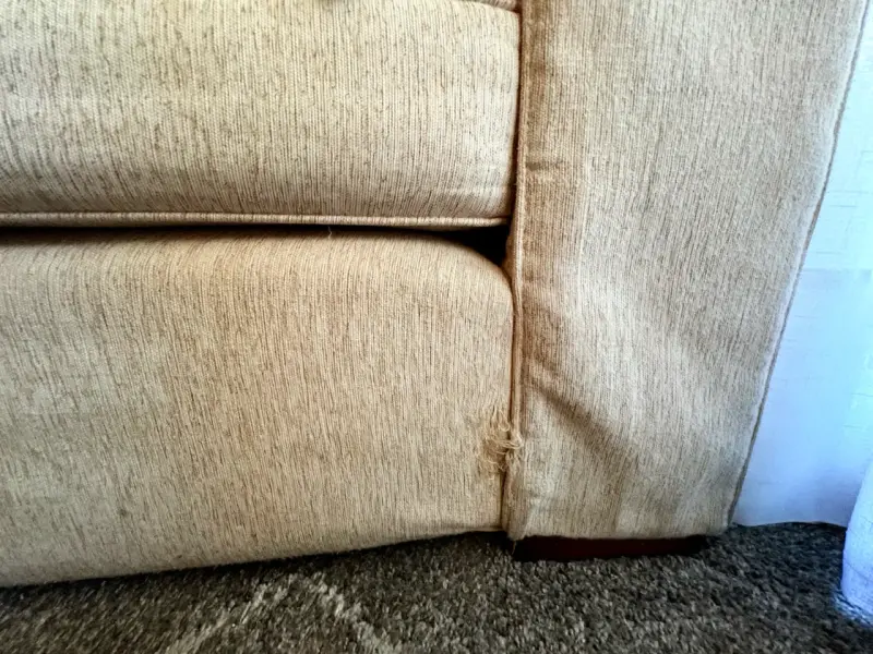 Sofá beige con cojines decorativos - 4