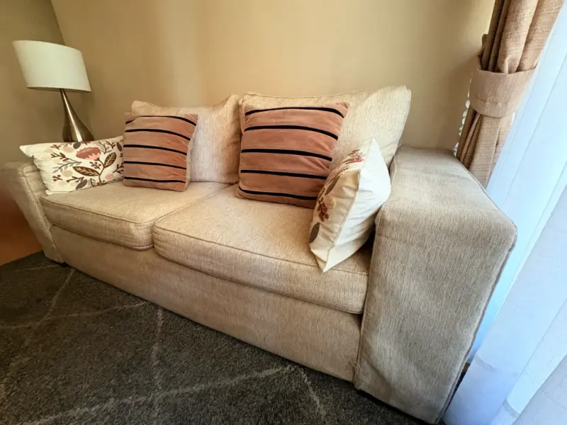 Sofá beige con cojines decorativos - 5
