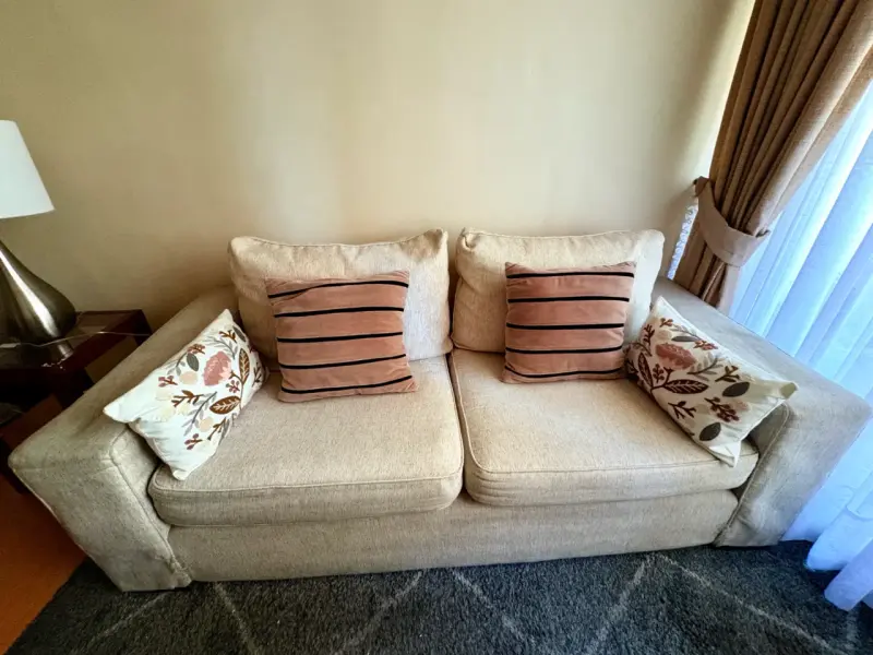 Sofá beige con cojines decorativos - 6