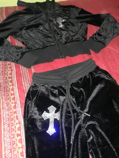 Conjunto deportivo negro con diseño - miniatura 1