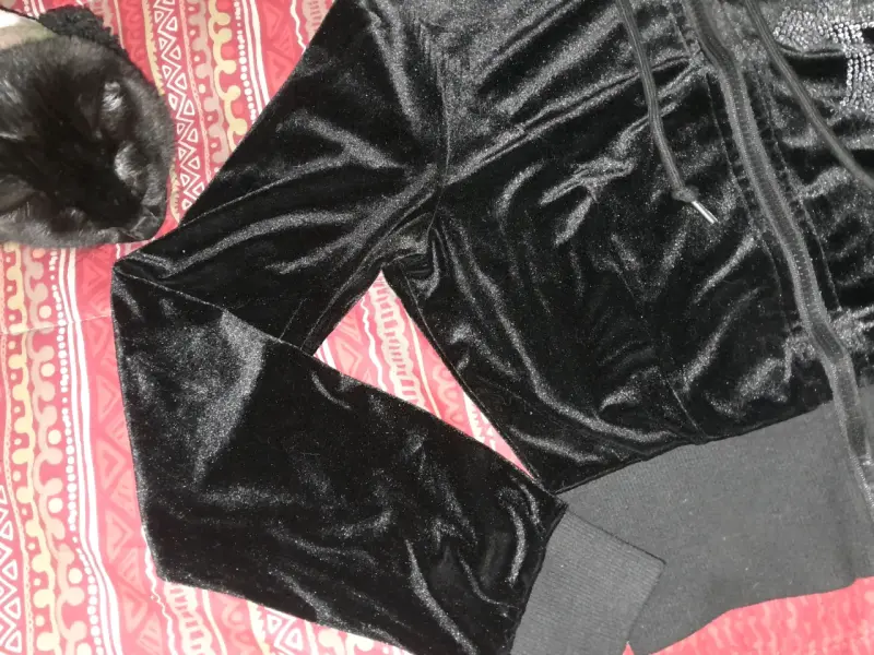 Conjunto deportivo negro con diseño - 3