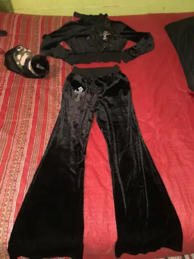 Conjunto deportivo negro con diseño - miniatura 4