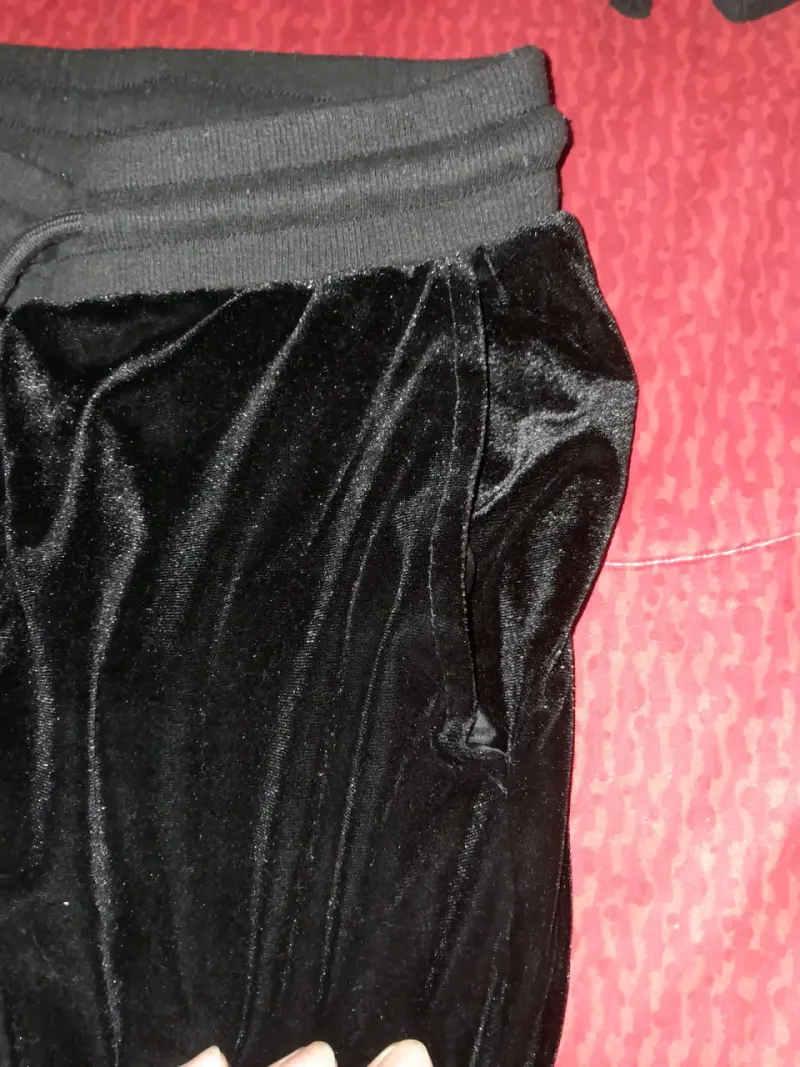 Conjunto deportivo negro con diseño - 6