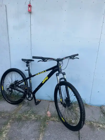 Bicicleta de montaña Jeep negra - miniatura 1