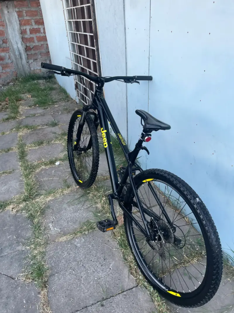 Bicicleta de montaña Jeep negra - 2