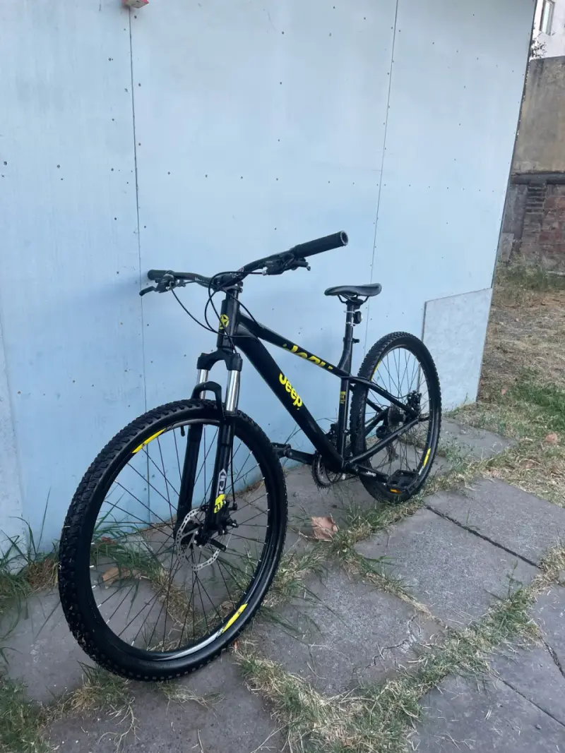 Bicicleta de montaña Jeep negra - 5