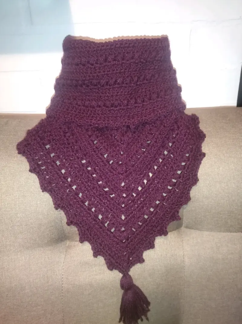 Poncho burdeo tejido a crochet - 2