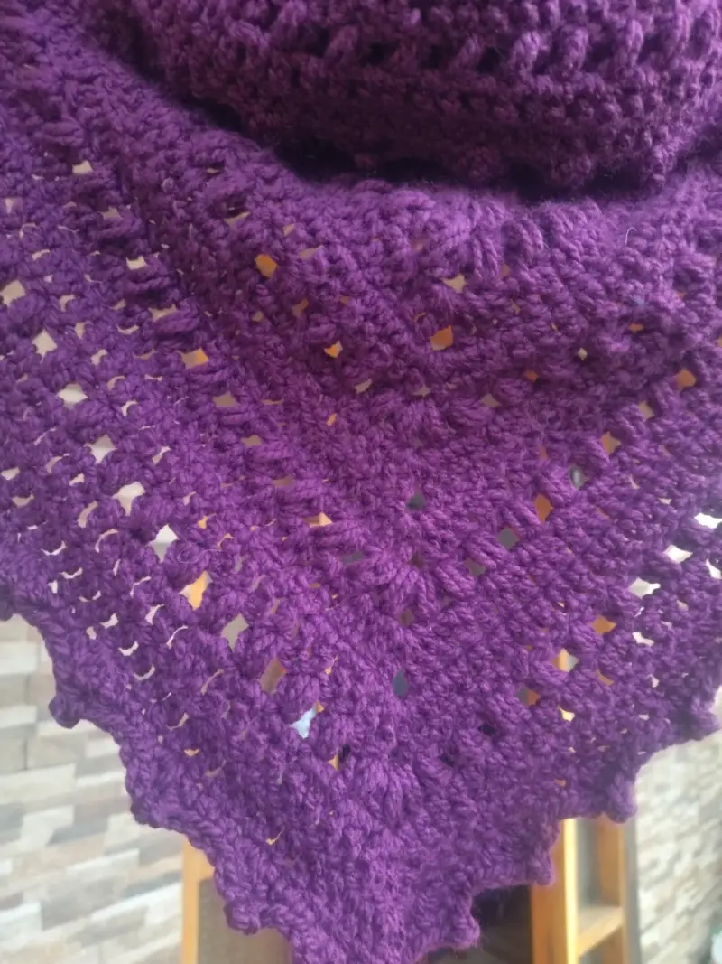 Poncho burdeo tejido a crochet - 3