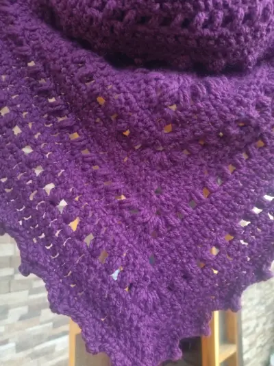 Poncho burdeo tejido a crochet - miniatura 3