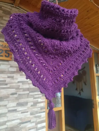 Poncho burdeo tejido a crochet - miniatura 4