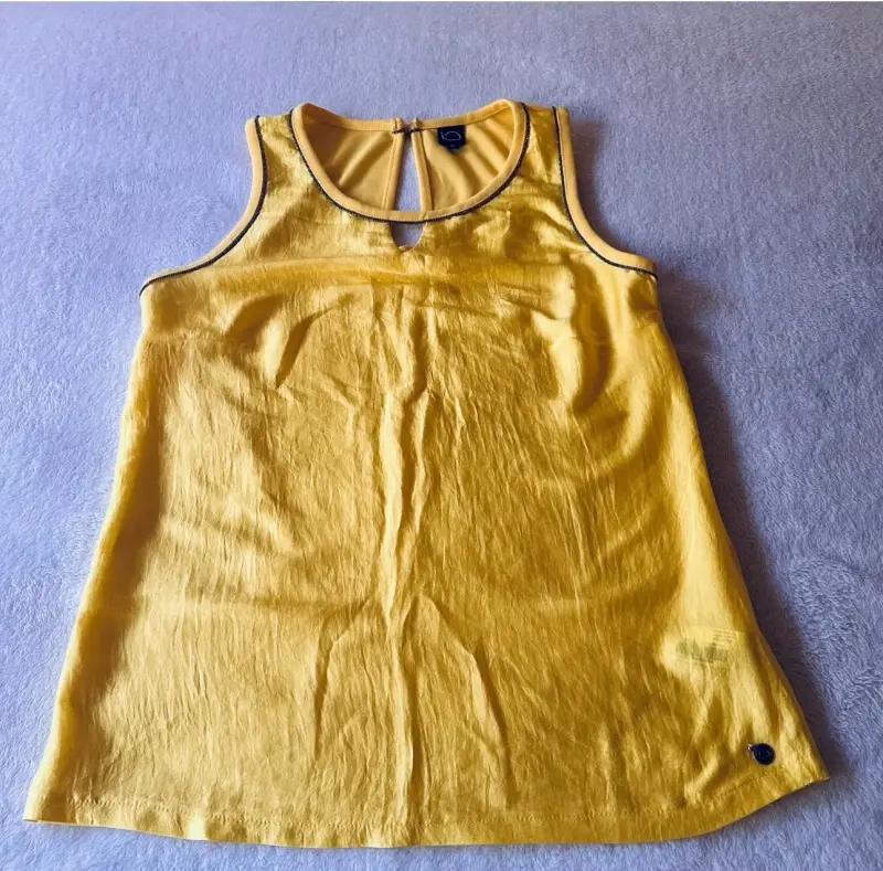 Blusa amarilla sin mangas