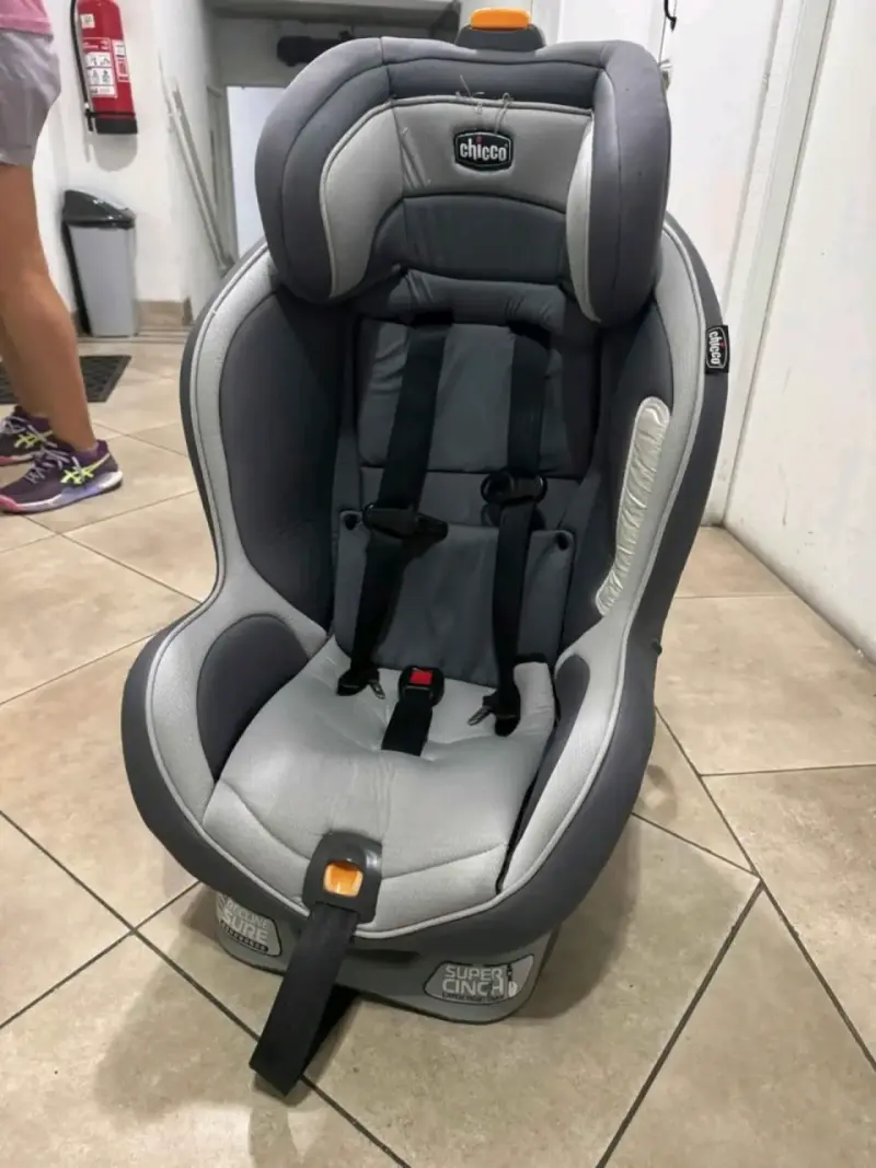 Silla de auto para bebé gris Chicco - 1