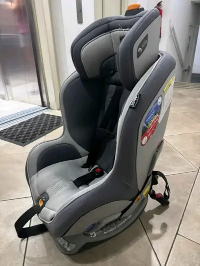 Silla de auto para bebé gris Chicco - miniatura 2