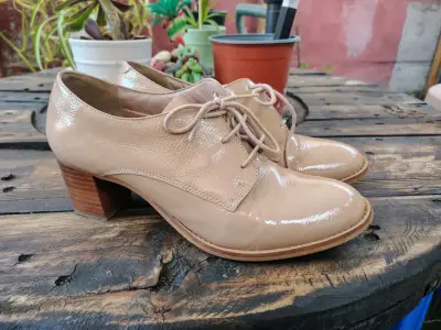 Zapatos de charol beige mujer - miniatura 1
